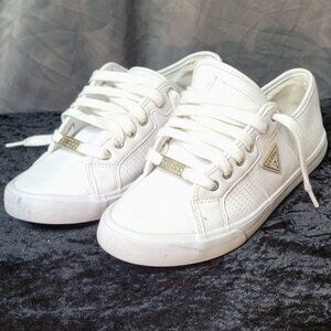 GUESS BRAND NAME Faux-leather low-top deck shoes Round toe silver emblem accent.